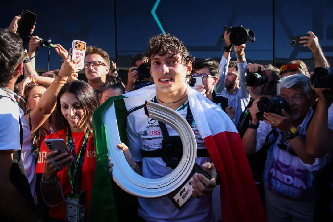 Kimi Antonelli não para, mesmo com a necessidade de lembrar constantemente a atenção aos limites da pista por parte de …