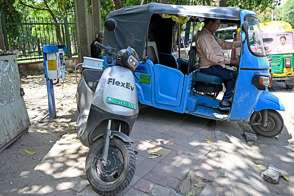 Na Índia, veículos de três rodas elétricos agora são a maioria dos novos rickshaws vendidos, um avanço depois de dez an…