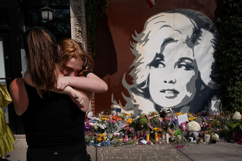 Dolly Parton e Gloria Steinem, entre outras figuras públicas, foram perdidas. O luto coletivo acontece mesmo sem a gent…