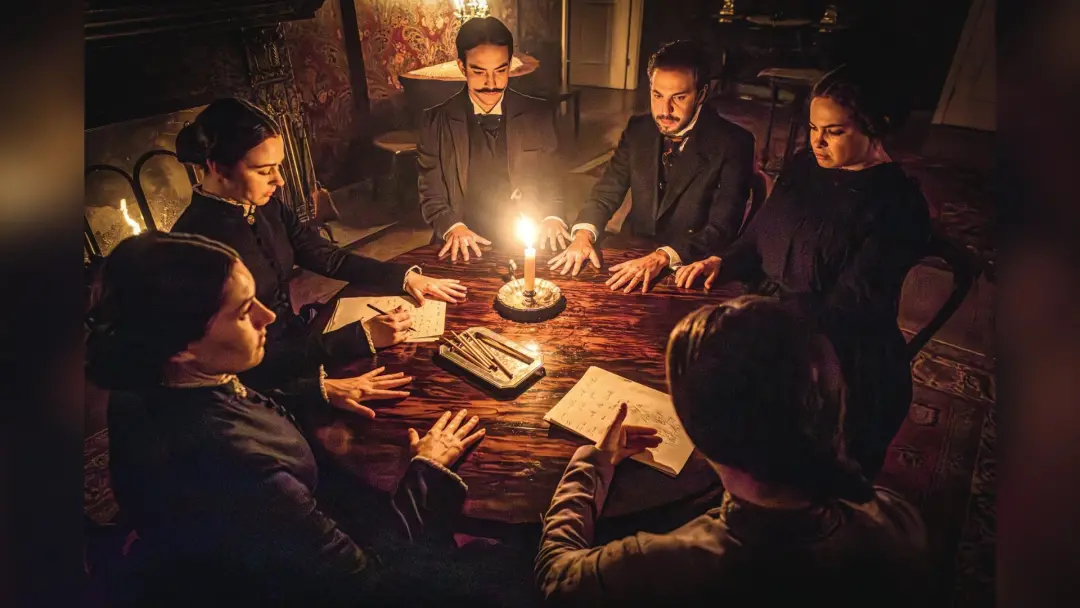 As irmãs Fox, que tiveram dons mediúnicos em Nova York em 1848, são comparadas a Kardashians dos anos 1850 por uma atri…