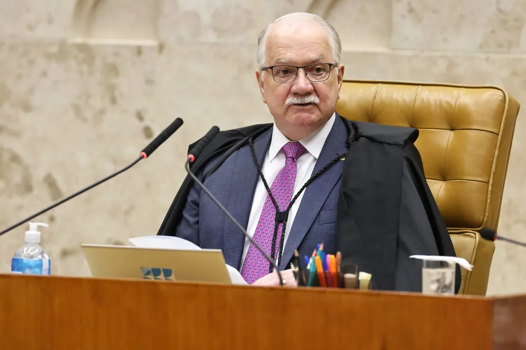 Fachin defendeu a sessão pública no STF mesmo com o tumulto de ministros, como Flávio Dino e Gilmar Mendes. A transparê…