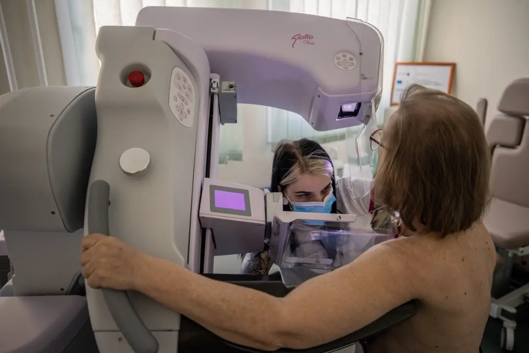 Vinte mulheres tiveram mamas removidas sem necessidade em tratamentos de câncer em uma unidade do NHS no Reino Unido. E…