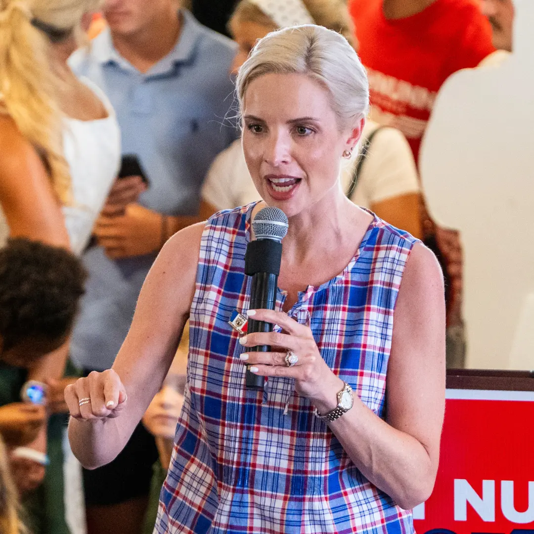 Ashley Hinson busca manter um assento crucial em Iowa, mesmo com os desafios para o Partido Republicano no meio do cicl…