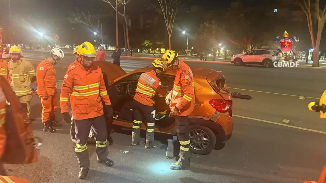 Na Asa Sul, uma colisão entre um BYD Dolphin e um Renault Kwid mobilizou os Bombeiros na madrugada de sexta. A motorist…