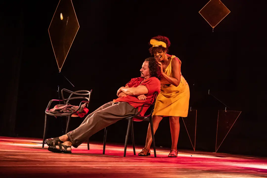 O Começo do Fim vai ao teatro neste fim de semana, com quatro sessões, abordando rupturas e racismo estrutural na vida …