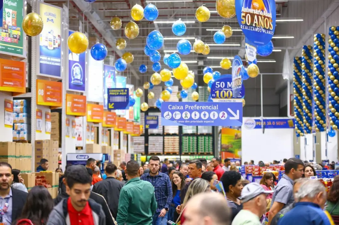 Reajuste de 15% no Bolsa Família começa em outubro, elevando o mínimo para 691 reais. Isso deve dar um fôlego para o co…