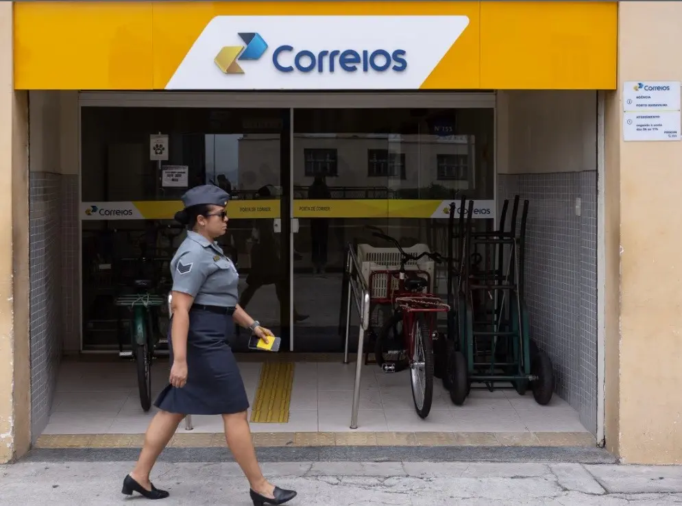 Correios desistiram de negociar com trabalhadores e dependem da decisão do TST na segunda, após oito dias de greve. A e…