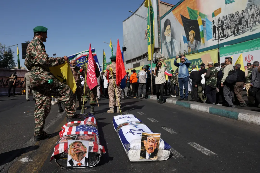 Teerã, no Irã, teve um desfile militar em 18 de setembro de 2026, mostrando caixões de Trump e Netanyahu e batalhões de…