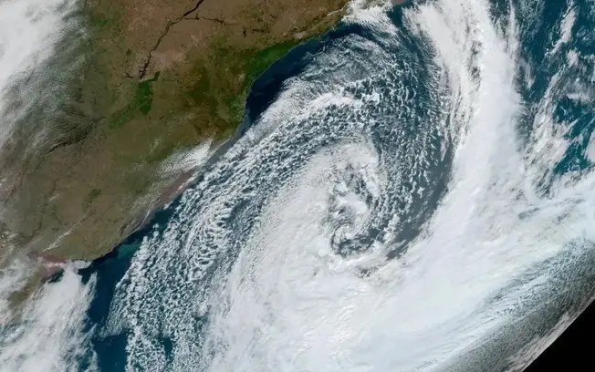 Baixa pressão vinda do Paraguai e Argentina reforça a chuva no Sul durante todo o final de semana. A instabilidade vai …