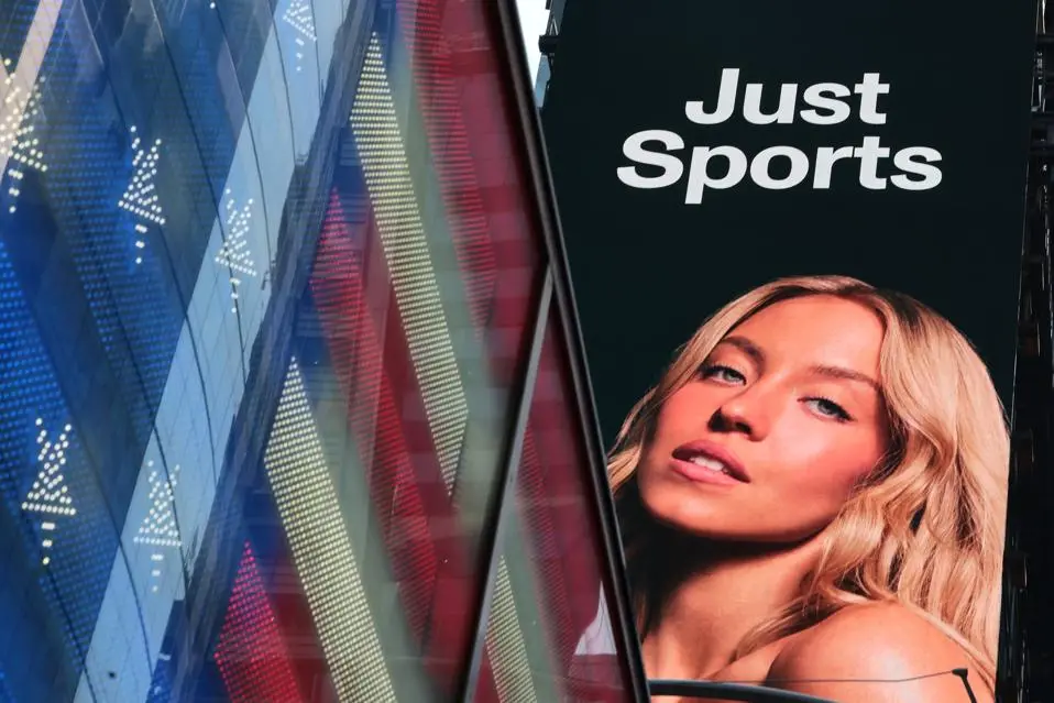 Sydney Sweeney e a Novig, plataforma de apostas esportivas, fizeram uma parceria onde ela é sócia e parceira estratégic…