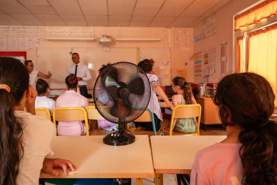 O aumento da temperatura compromete a capacidade de aprendizado dos estudantes. Esse calor excessivo transforma o ambie…