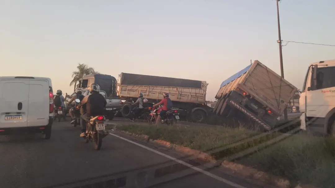 Viaduto do Coqueiro, em Ananindeua, teve trânsito lento na manhã de sexta por causa de um caminhão tombado na BR-316. É…