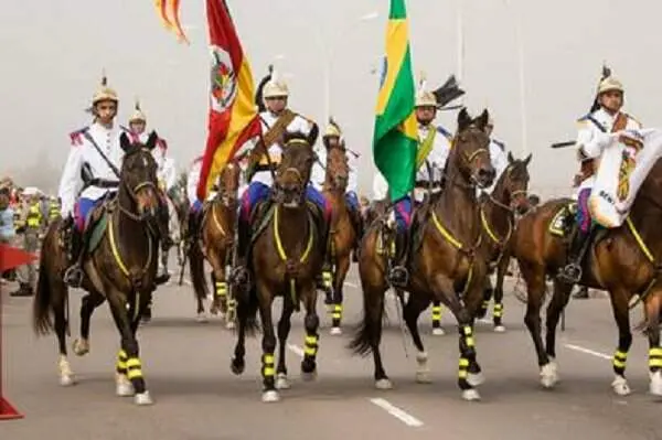 A Justiça Eleitoral proíbe wind banners durante o Desfile Farroupilha em Porto Alegre, pedido da prefeitura. A medida b…