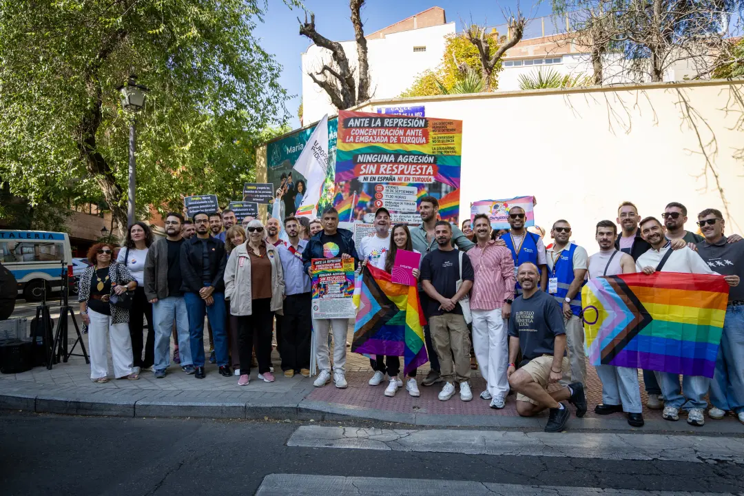 Meio centenário de pessoas em Madrid, Ámsterdam e Berlim protestaram frente às embaixadas turcas contra a perseguição L…