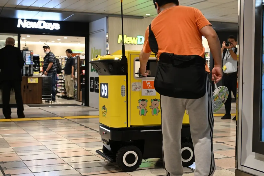 Estação de Shinjuku, a mais movimentada do mundo, testou robôs para coletar lixo nos corredores subterrâneos. Reduzir o…