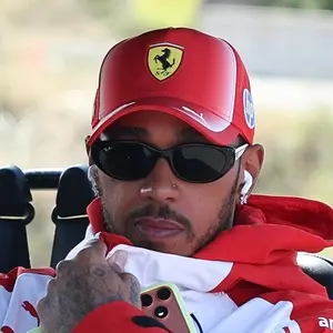 Hamilton usou as mídias sociais pela segunda vez em três semanas para rebater polêmicas. Essa frequência mostra que as …
