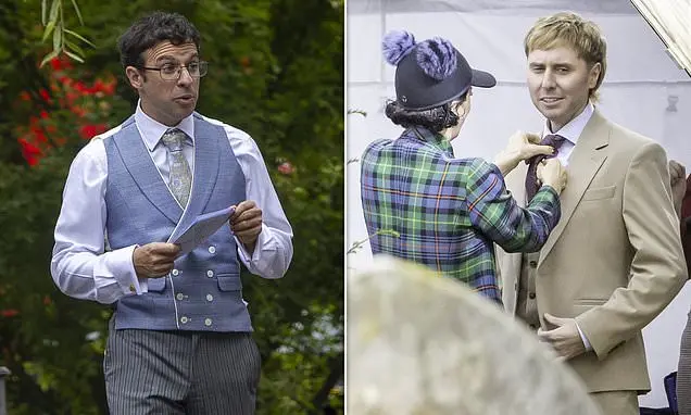 Os atores de The Inbetweeners voltaram a filmar o terceiro filme, mostrando uma cena de casamento misterioso com uma at…