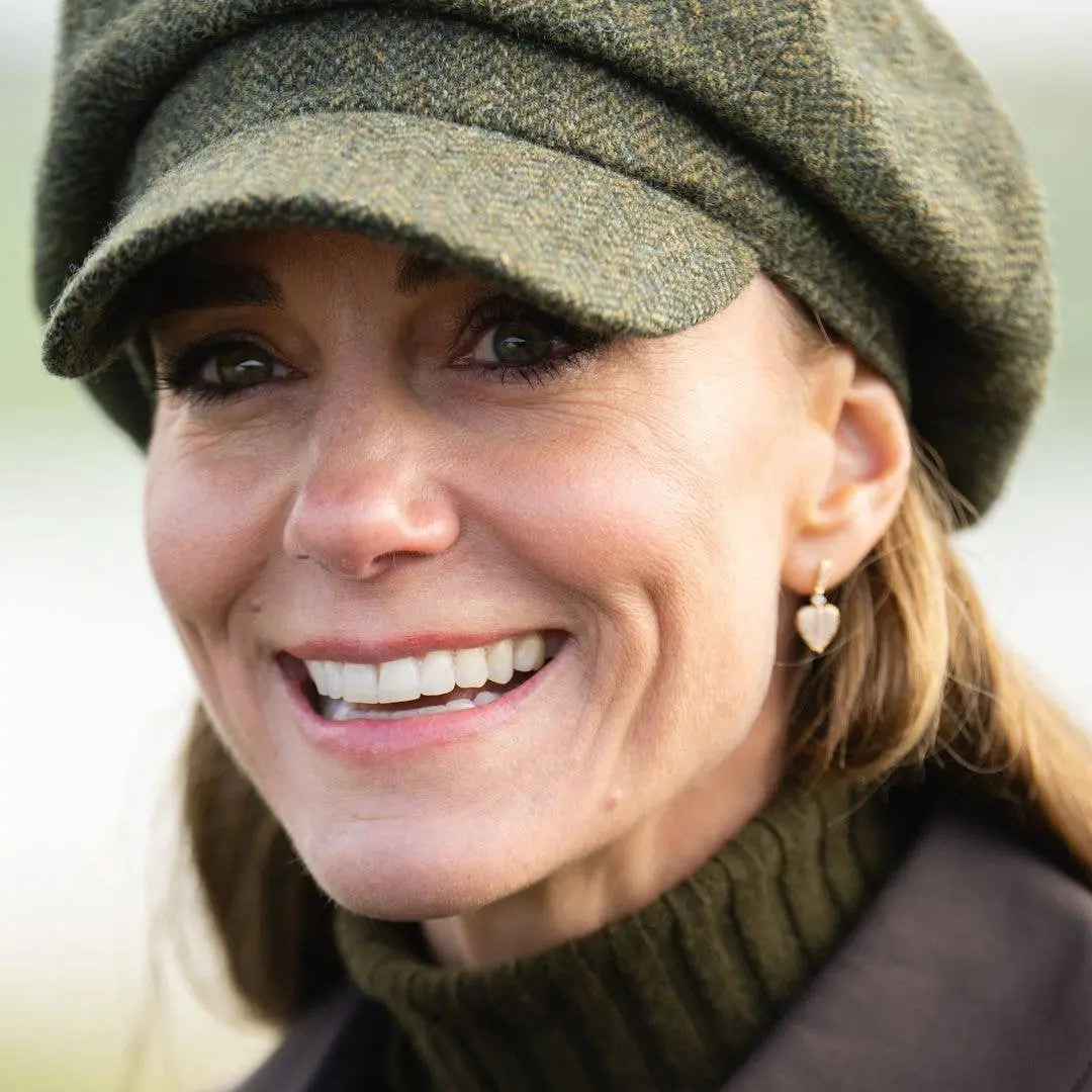 Kate Middleton apareceu na Ilha de Bute com jeans skinny marrons e trench coat da Burberry. Acho importante ver como a …