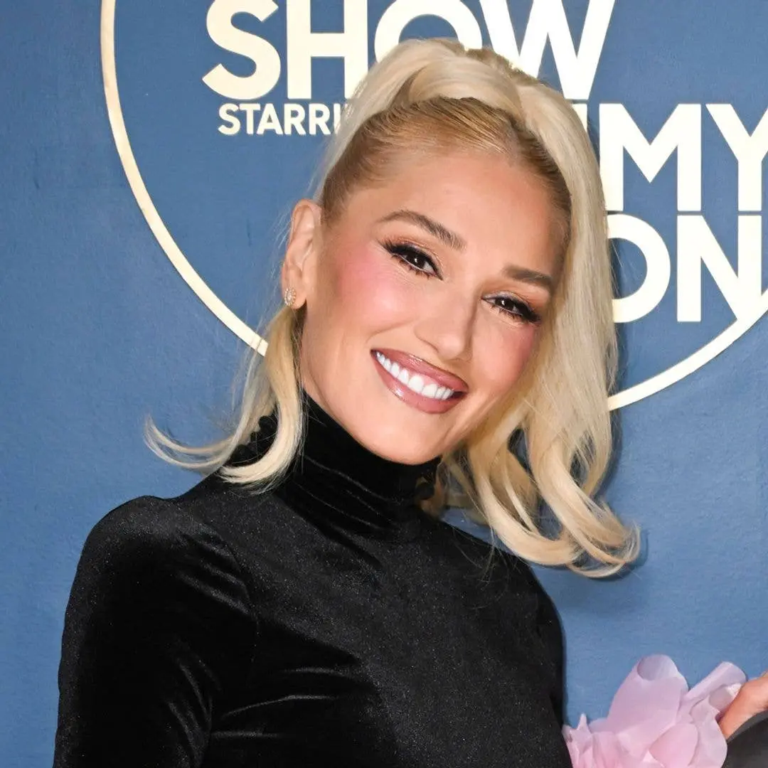 Gwen Stefani mostrou o visual com mechas preto e loiro platina no especial de 30 anos do The Voice. Achei ousado o visu…