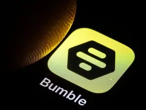 Bumble derrubou a regra que pedia para a mulher iniciar a conversa. Essa mudança levanta debate sobre se o empoderament…
