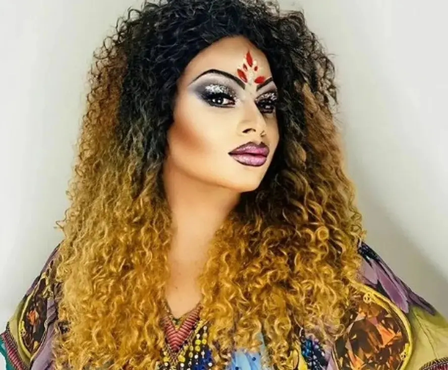 Sesc MT foi condenado a pagar R$ 150 mil por barrar a drag queen Nelly Winter em Cuiabá. Essa conduta discriminatória m…
