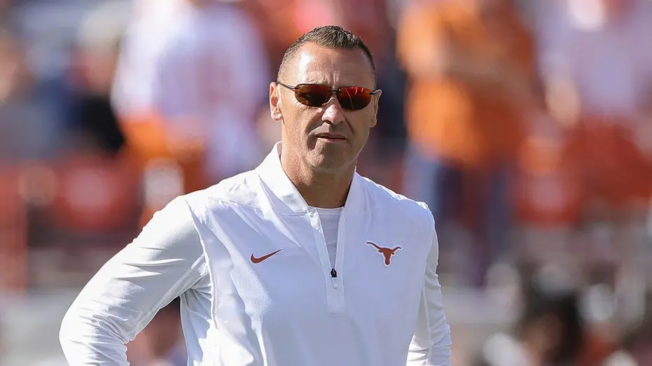 Steve Sarkisian saiu da entrevista após a vitória do Texas Longhorns contra Ohio State, um retorno de 21 pontos no quar…