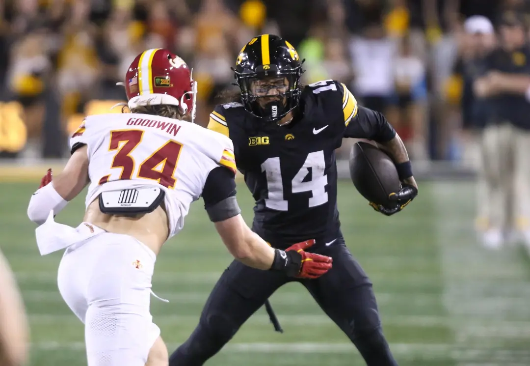 Iowa Hawkeyes joga Northern Iowa Panthers pela decima nona vez. O time de Iowa tem defensiva sólida no jogo correndo, m…