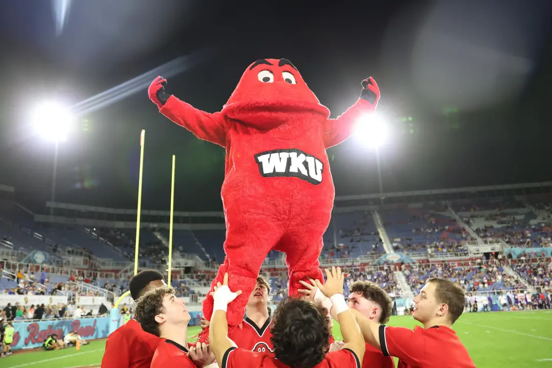 Indiana, favorita forte, joga contra Western Kentucky no fim da fase não conferencia do 2026, buscando três vitórias. A…