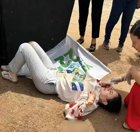 Maria Yvelonia, candidata a deputada, teve quadro estável após cair do trio elétrico que tombou em Valparaíso de Goiás.…