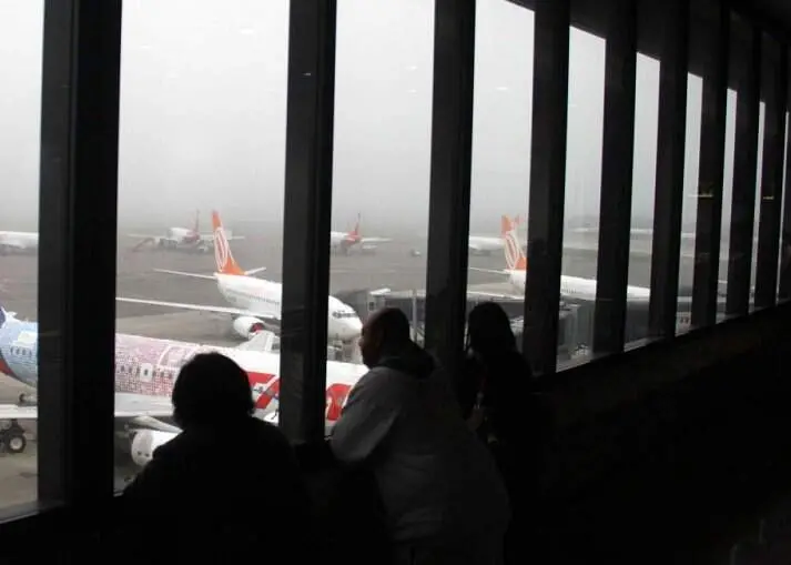 Quatorze decolagens atrasadas em Porto Alegre por causa de neblina forte no aeroporto Salgado Filho. Esses atrasos de a…