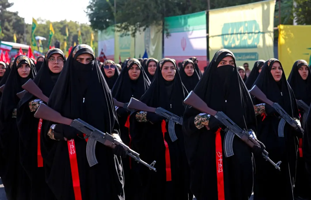 Centenas de milhares de iranianos participaram de manifestação pró-governo em Teerã, mostrando apoio militar em meio a …