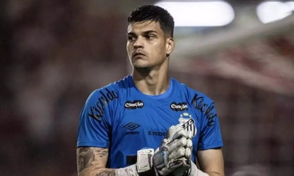 Gabriel Brazão, goleiro do Santos, vai passar por cirurgia no ombro esquerdo, antecipando o procedimento de fim de ano.…
