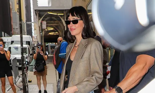 Dakota Johnson, 36 anos, foi vista saindo de um evento de imprensa para promover o filme Verity. Acho importante ver as…