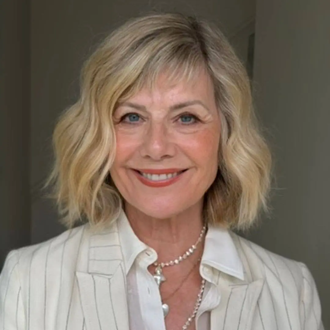 Glynis Barber disse que 70 anos é o novo 50, mostrando que mulheres como ela e suas amigas estão prosperando. É muito b…
