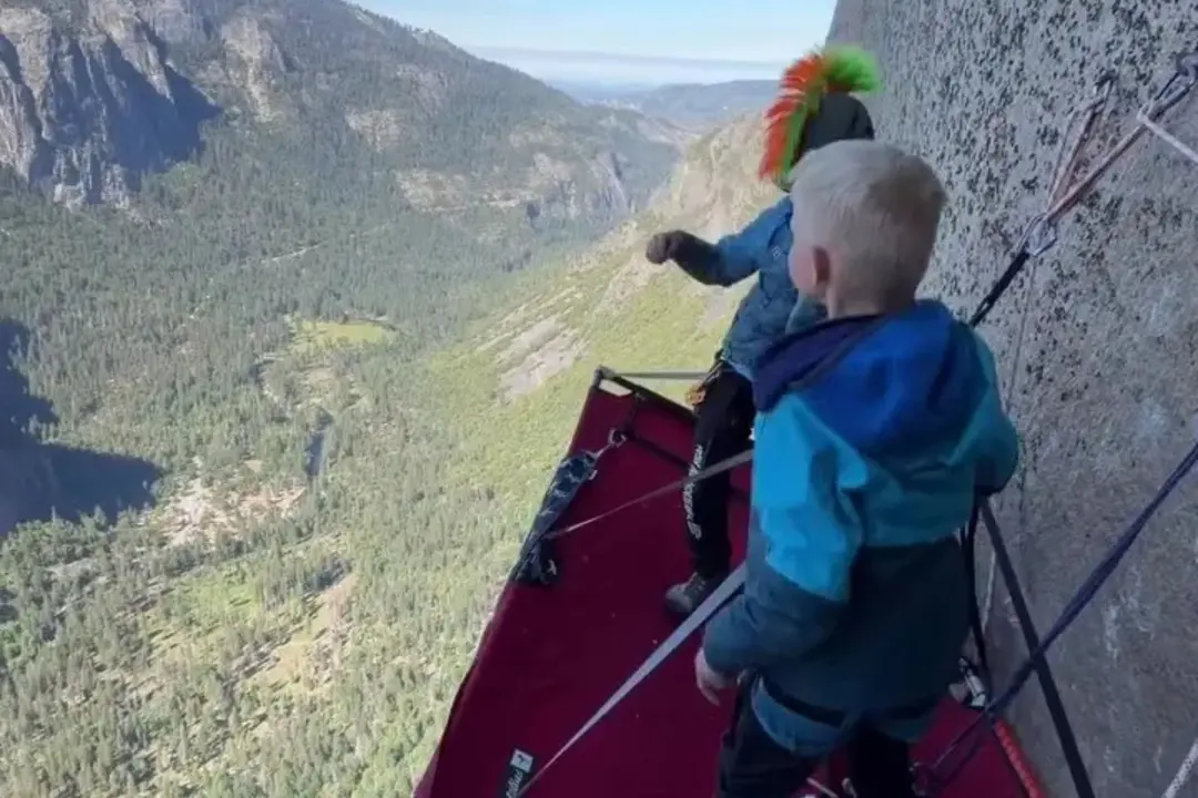 Influencer postou vídeo dos filhos Joey, 7, e Sylvan, 9, pendurados na borda de uma montanha no Colorado. A gente viu a…
