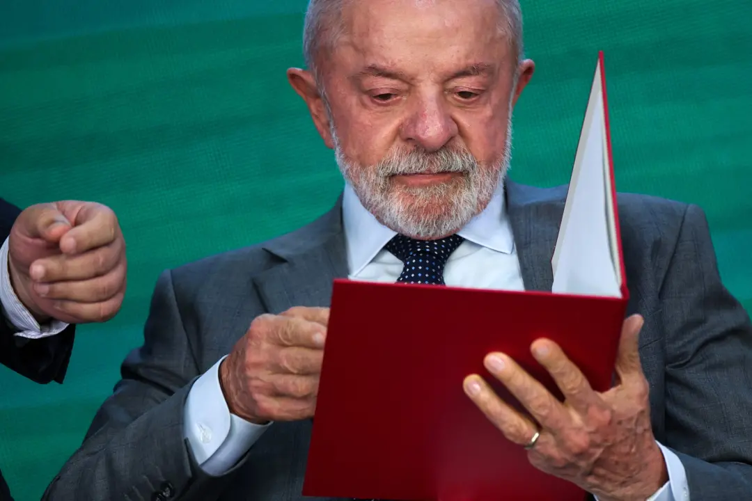 Em 2022, o aumento de R$ 200 no Auxilio Brasil, proposto por Bolsonaro, foi pedido para inelegibilidade por Lula, pois …