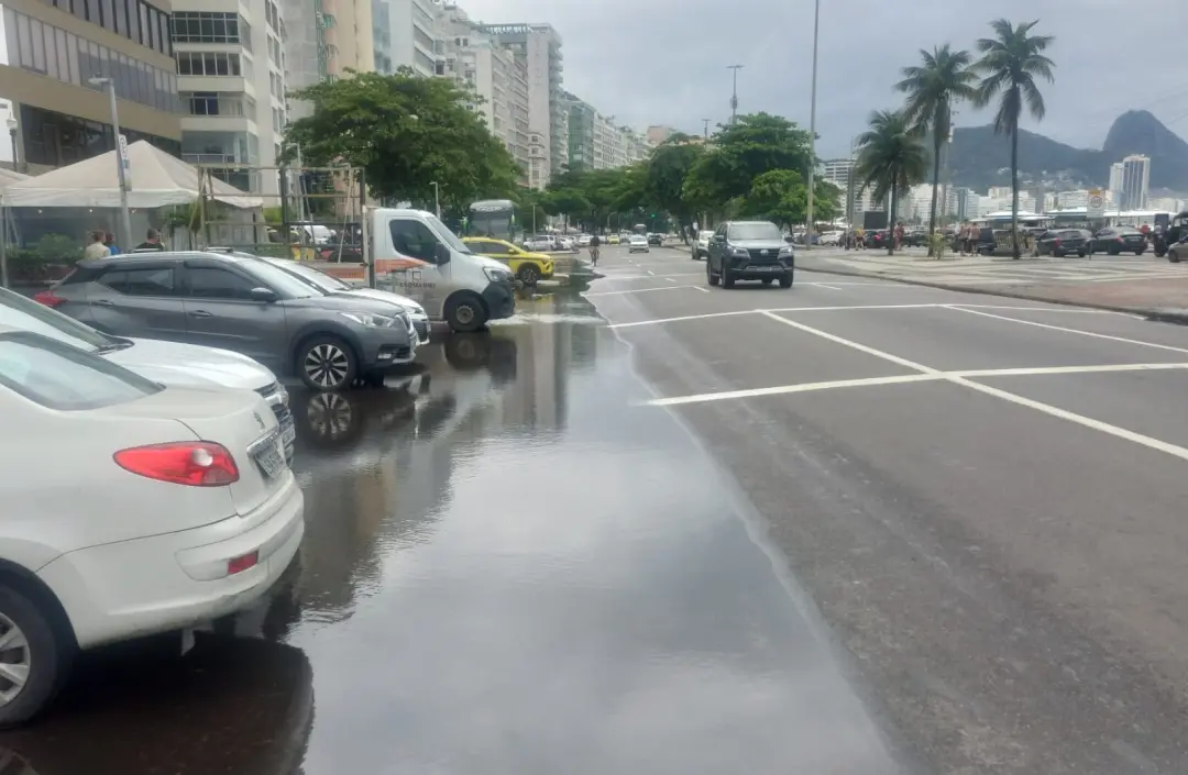 Copacabana tem um bolsão de água acumulado na Avenida Atlântica desde setembro, entre Xavier da Silveira e Miguel Lemos…