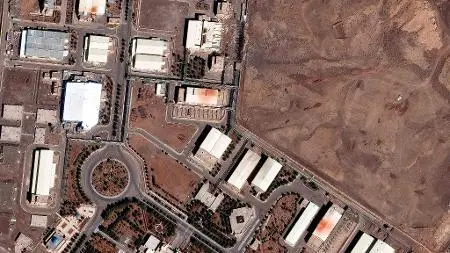 Irã reconstrói uma instalação ligada a testes nucleares depois dos ataques de Israel. A reconstrução levanta questões s…