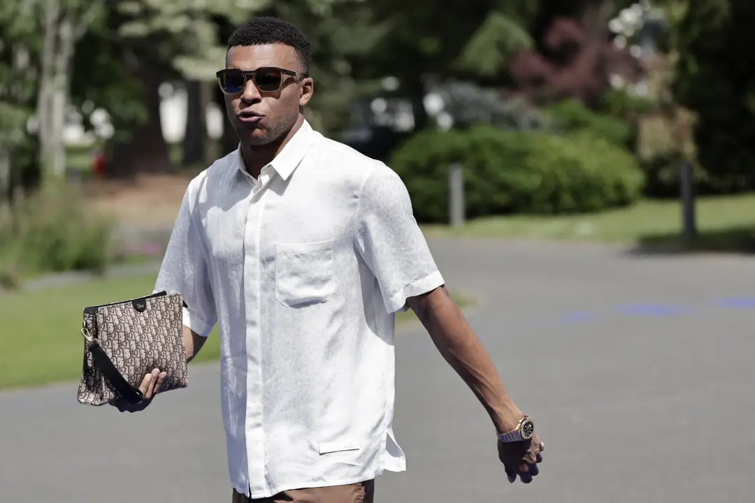 Mbappé saiu da Nike e assinou com a On, marca suíça que já tem Ben Shelton e Iga Świątek no time. Essa mudança mostra c…