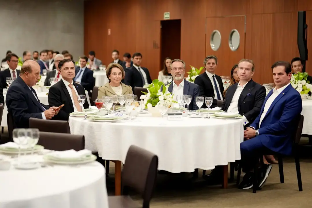LEX Dinner em Brasília reuniu autoridades e setor privado para discutir desburocratização e reduzir a judicialização de…