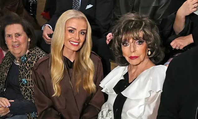 Joan Collins, aos 93 anos, apareceu em frente à primeira London Fashion Week da M&S, conversando com Katherine Jenkins.…
