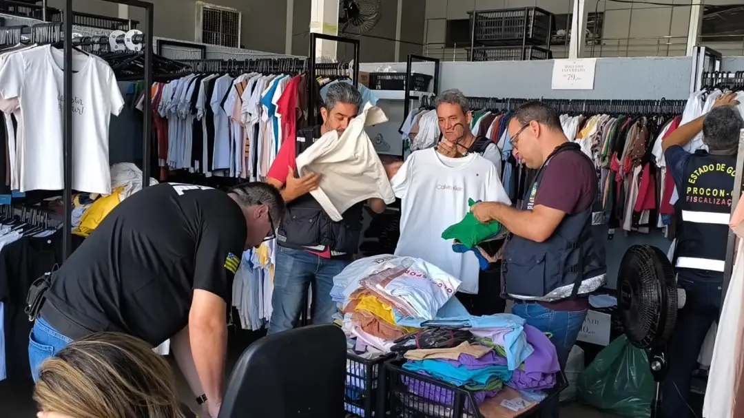 Mais de 8 mil produtos falsificados foram apreendidos em Goiânia, envolvendo roupas e eletrônicos em dois comércios. Is…