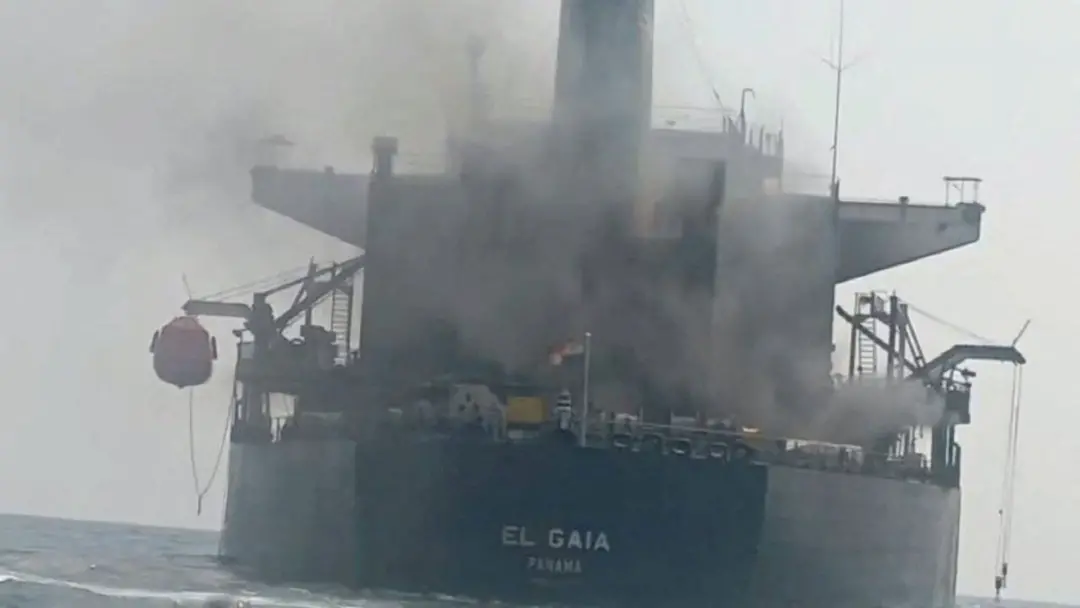 Estreito de Ormuz teve um petroleiro atingido por projétil desconhecido, causando incêndio. A situação mostra o risco c…