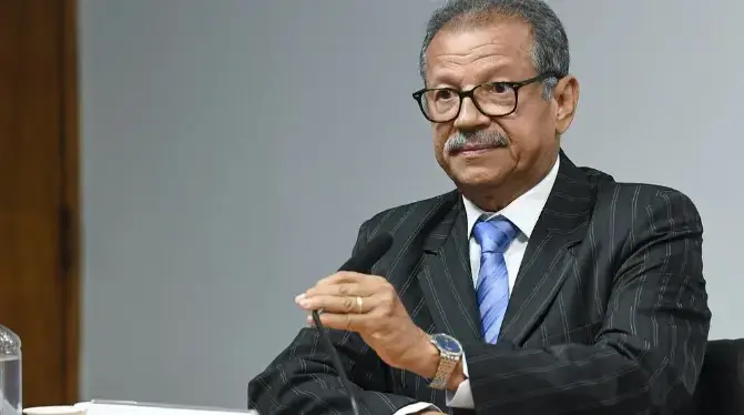 Sebastião Coelho foi proibido de impulsionar vídeo contra Bia Kicis e Michelle Bolsonaro pelo TRE-DF. A juíza viu que a…
