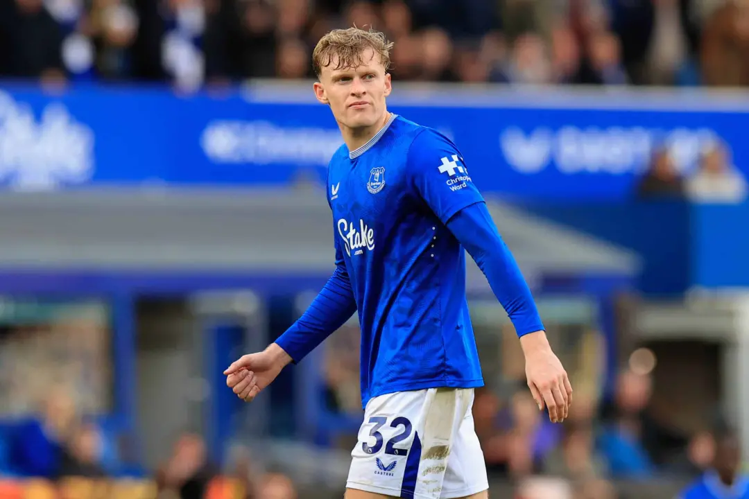 Manchester United mantém interesse no zagueiro Jarrad Branthwaite do Everton. A diretoria olha para a defesa porque Mag…
