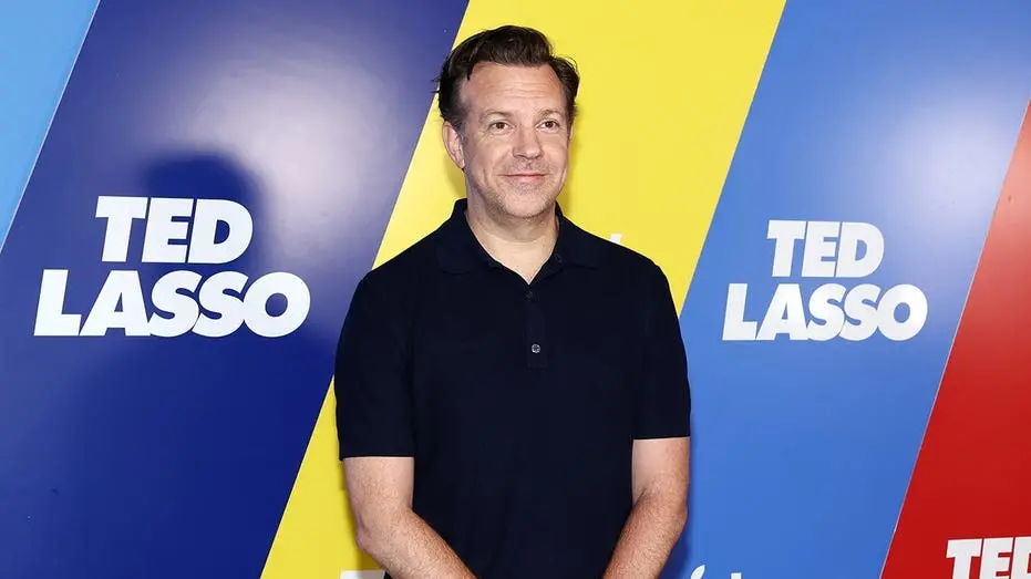 Ted Lasso, ao voltar, colocou em cena um Ted roubando comida em um supermercado e dizendo que era por privilégio branco…