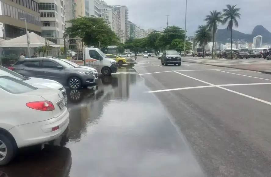 Copacabana, na Avenida Atlântica, tem poça gigante há duas semanas entre as ruas Xavier da Silveira e Miguel Lemos. A á…