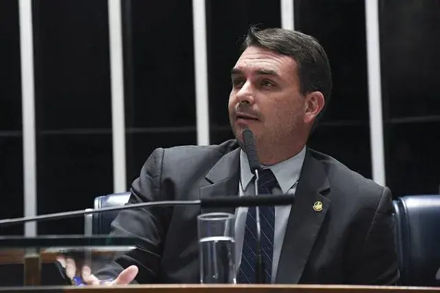 Senador Flávio Bolsonaro disse que vai manter o reajuste de 15,04 do Bolsa Família se for eleito. Ele alega que o aumen…