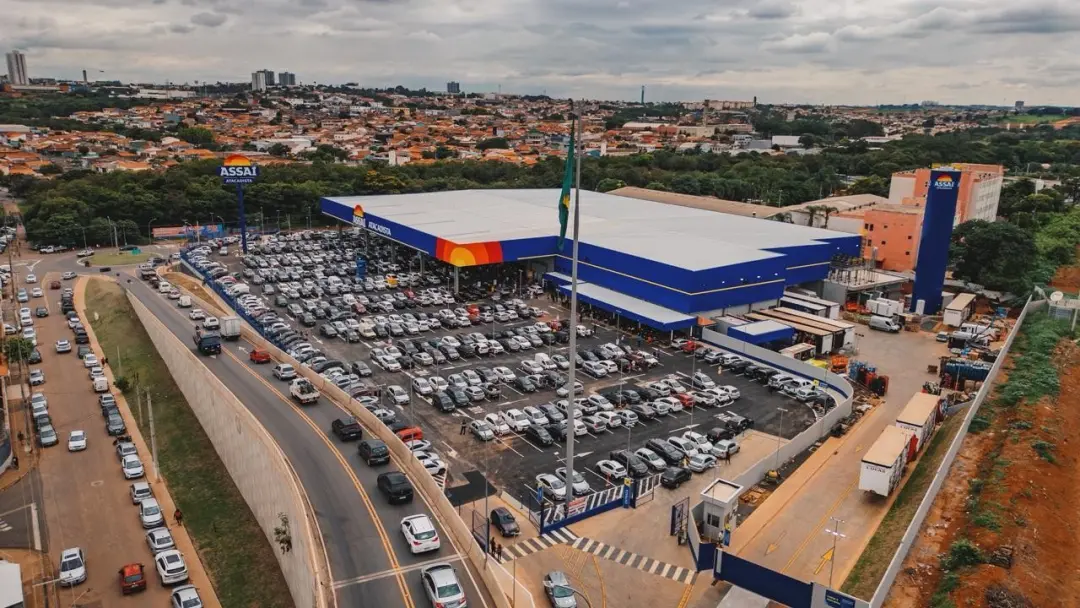 Assaí comprou 18 postos de combustível no Centro de Conveniências Millennium por R$ 80 milhões em São Paulo. Isso mostr…
