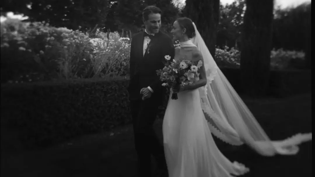 Phoebe Dynevor se casou com um vestido Louis Vuitton que levou 600 horas pra ser feito, na Provence, França. É impressi…